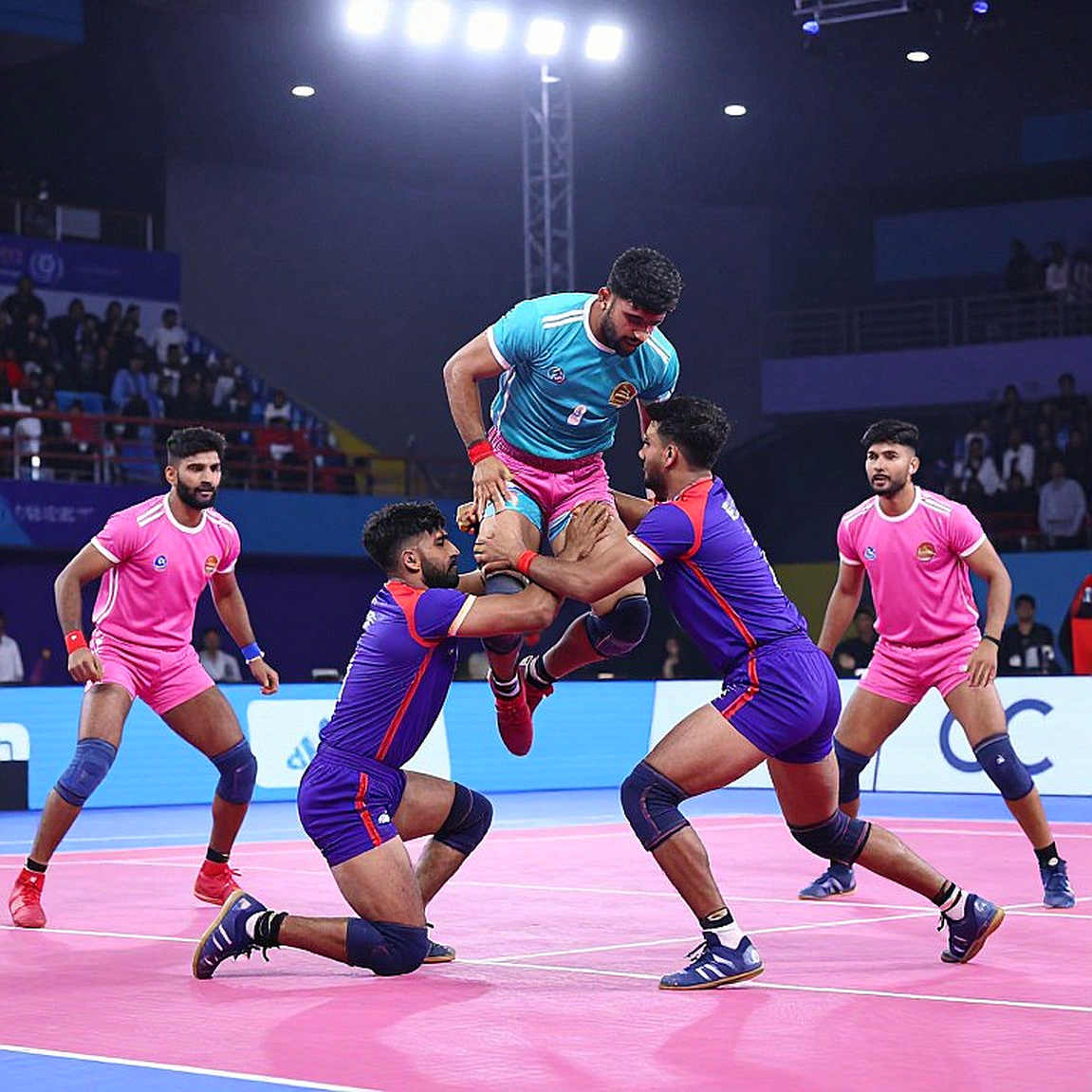 ৩৭–৩৪: যে স্কোরবোর্ড এখনো মাঠে নামেনি